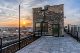 Regal Stylish Loft Rooftop|13 mins DT |4 mins Lake